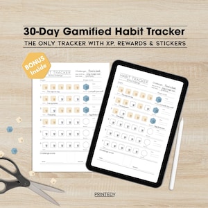 Peut inclure: Un suivi d'habitudes gamifié de 30 jours avec le texte "THE ONLY TRACKER WITH XP, REWARDS & STICKERS". L'image montre un suivi d'habitudes imprimé et une tablette numérique affichant le même suivi. Un stylet et des ciseaux sont également visibles.