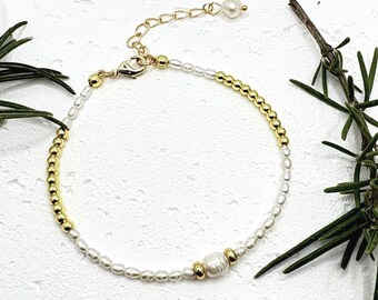 Minimale sierlijke handgemaakte zoetwaterparelarmband van 2 mm met 18kt vergulde kralen, verstelbaar. Geweldig cadeau voor haar, cadeau bruidsmeisje