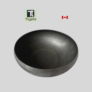 Op de afbeelding: Een donkergrijze, halfronde metalen kom met een getextureerd oppervlak. De kom heeft een afgeronde bodem en een brede opening. De afbeelding bevat ook het logo "Tlysta" en een Canadese vlag.