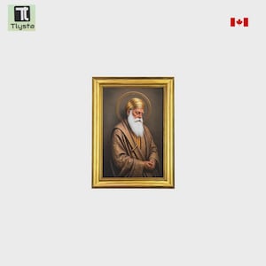 Puede incluir: Un retrato enmarcado de una persona con una larga barba blanca y un turbante dorado, vistiendo una túnica marrón texturizada. La figura tiene un halo dorado detrás de la cabeza y se muestra con las manos juntas en una pose contemplativa.