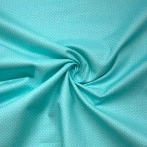 Puede incluir: Primer plano de una tela turquesa con un estampado de lunares blancos. La tela está recogida en un remolino, mostrando la textura y los pliegues del material. Los lunares están espaciados uniformemente.