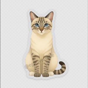 Könnte beinhalten: Ein Aufkleber mit der Illustration einer sitzenden Lynx-Point-Katze mit cremefarbenem Fell, dunkelbraunen Tabby-Streifen im Gesicht und an den Beinen sowie leuchtend blauen Augen. Der Text @eggoveredie steht in hellgrauer Schrift auf der Brust.