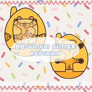 Könnte beinhalten: Gelber BB-GOTCHI GLITTER Schlüsselanhänger mit Baby-Grafik. Der Schlüsselanhänger hat ein Cartoon-Design mit schwarzen Umrissen und einem transparenten Fenster. Der Hintergrund ist weiß mit bunten Streuseln und einem rosa Wellenrand.