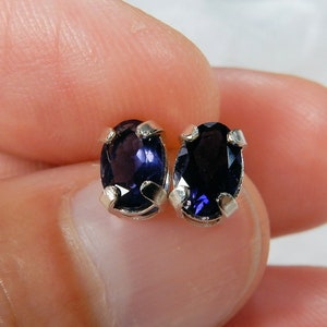 Peut inclure: Une paire de boucles d'oreilles en argent avec des pierres précieuses améthystes de forme ovale.