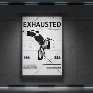 Puede incluir: Un póster enmarcado con la palabra "EXHAUSTED" en letras negras en negrita sobre una ilustración en blanco y negro de un colibrí. La palabra "Hummingbird" está escrita en una fuente de escritura. El póster tiene formas geométricas azules y negras.