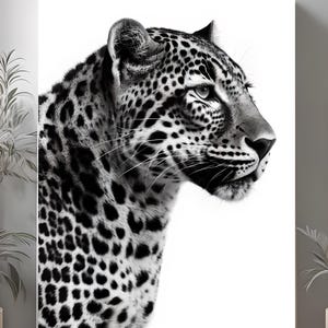 Peut inclure: Portrait en noir et blanc d'un léopard. L'image met l'accent sur la tête et le haut du corps de l'animal, soulignant son pelage tacheté et son regard concentré. L'œuvre est présentée sur une toile blanche, créant un fort contraste visuel.