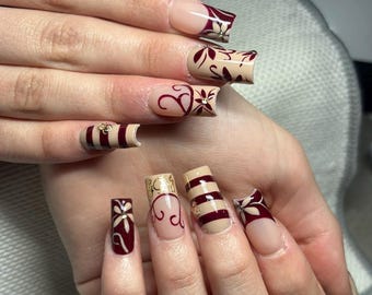 手作りのブルーミングネイルセット：バーガンディの花柄フレンチチップ、ストライプのアクセント