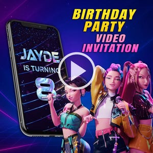 Op de afbeelding: Een digitale video-uitnodiging voor een verjaardagsfeestje op een smartphone. De uitnodiging luidt "JAYDE WORDT 8" met een afspeelknop. Drie geanimeerde figuren met microfoons staan voor een blauw-paarse achtergrond. Boven staat "VERJAARDAGSFEEST VIDEO UITNODIGING."
