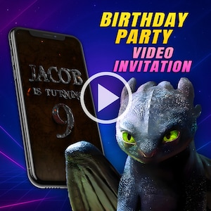 Puede incluir: Una invitación de video digital para una fiesta de cumpleaños. La imagen muestra un teléfono inteligente con el nombre "Jacob" y el número "9". El texto "Birthday Party Video Invitation" se muestra en amarillo y rosa. También aparece un dragón de dibujos animados con ojos verdes.