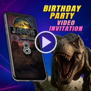 以下が含まれることがあります： 恐竜をテーマにした誕生日のデジタルビデオ招待状。携帯電話の画面には「Jacob is turning 8」と表示されています。背景は青と紫のグラデーションで、「Birthday Party Video Invitation」という文字があります。