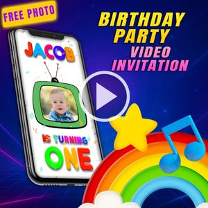 Puede incluir: Un teléfono inteligente muestra una invitación en vídeo para una fiesta de cumpleaños. La invitación presenta una foto de un bebé dentro de una pantalla de televisión verde, con el nombre "Jacob" y el texto "Is Turning One". También hay una estrella amarilla, una nota musical azul y un arcoíris.