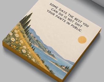 Puede incluir: Un bloc de notas cuadrado con fondo color crema que presenta una ilustración de paisaje con un lago azul, colinas verdes y flores amarillas. El texto dice: SOME DAYS THE BEST YOU CAN DO IS NOT SHIT YOUR PANTS IN PUBLIC. Los bordes son amarillos.