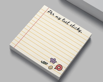 Puede incluir: Un bloc de notas cuadrado con papel rayado y el texto "Per my last sticky". El bloc de notas tiene una línea de margen roja y está decorado con pequeños garabatos, incluyendo una flor, una carita sonriente y un corazón.