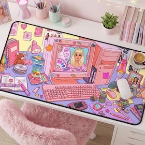 May include: A pink and yellow desk mat featuring a retro computer setup with a Barbie-like character on the screen. The mat includes a keyboard, mouse, and various desk accessories, creating a playful and nostalgic aesthetic.