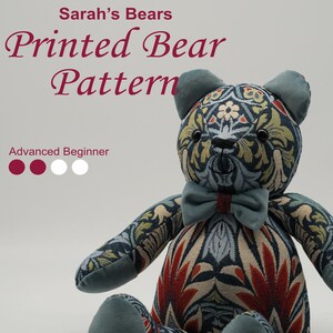 Puede incluir: Un oso de peluche con un complejo patrón floral y de hojas en tonos azul, verde y rojo óxido. El oso tiene orejas, patas y una pajarita a juego en color azul grisáceo liso. El texto dice Sarah's Bears Printed Bear Pattern Advanced Beginner.