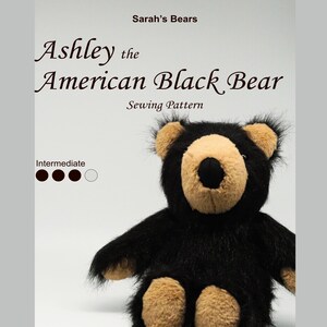 Könnte beinhalten: Ein Schnittmuster mit dem Titel Sarah's Bears Ashley the American Black Bear. Der Text gibt ein mittleres Schwierigkeitsniveau an. Ein schwarzer Plüschbär mit beigem Fell an Ohren, Schnauze und Pfoten ist unter dem Titeltext abgebildet.