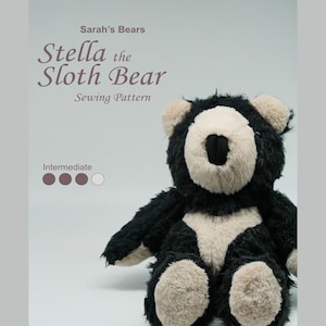 Könnte beinhalten: Ein Plüschbär mit schwarzem Fell und cremefarbenen Akzenten an Ohren, Schnauze, Brust und Pfoten. Der Text auf dem Bild lautet Sarah's Bears, Stella the Sloth Bear, Sewing Pattern und Intermediate mit drei ausgefüllten und einem leeren Kreis.