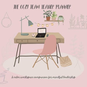 Op de afbeelding: Illustratie van een werkplek met een bureau, stoel en laptop. De tekst "THE COZY TEAM LEADER PLANNER" staat bovenaan. De afbeelding bevat planten, een koffiekopje en de tekst "A calm workspace companion for mindful leadership."