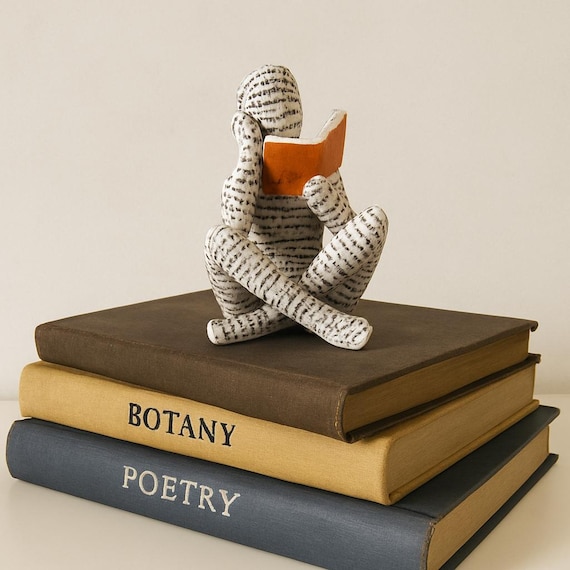Abstract Resin Thinker Figurine with Orange Book – Modern Minimalist Reader Sculpture, Bookshelf Ornament, Creative Desk Decor Gift