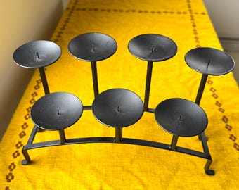 Chimenea con candelabros de hierro brutalistas de mediados de siglo