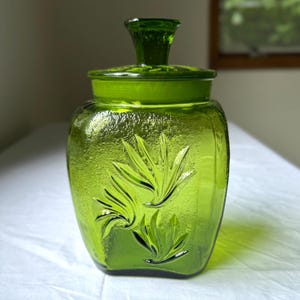 Vintage L.E. Smith &quot;Sand and Scroll&quot; Green Glass Jar with Lid - Collectible Mid-Century Kitchen Canister - Retro Home Decor