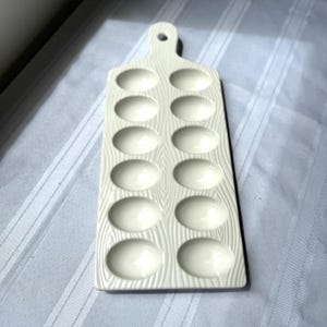 Elegant White Ceramic Deviled Egg Platter - Wood Grain Texture, 12-Egg Capacity