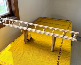 Estantería con ménsulas de galería de husos de estilo shabby chic