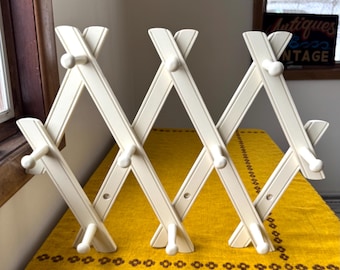 White Wooden 10-Peg Mug Rack