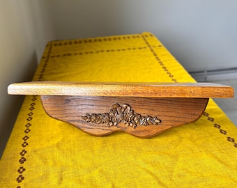 Estantería de pared de roble vintage con aplique de cinta floral y borde festoneado.