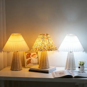 Lámpara de mesa nórdica plisada, luz nocturna de mimbre vintage para mesita de noche (con conexión USB)
