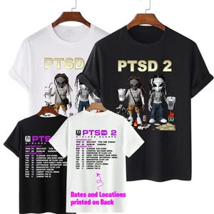 Może przedstawiać: Cztery koszulki na wieszakach, każda z innym wzorem. Koszulki są białe, czarne i czarno-białe. Przód koszulek ma napis "PTSD" lub "PTSD 2" z grafiką. Tył jednej koszulki ma daty trasy.