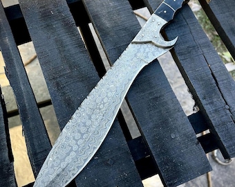 Handgesmeed shashka-zwaard van damaststaal met leren schede