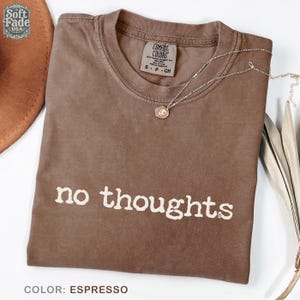 Sin pensamientos – Camiseta Comfort Colors, Camiseta con humor sobre la confusión mental, Regalo para personas que piensan demasiado, Camiseta que refleja el estado de ánimo, Camiseta divertida Espresso