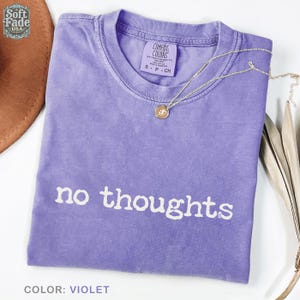 Sin pensamientos – Camiseta Comfort Colors, Camiseta con humor sobre la confusión mental, Regalo para personas que piensan demasiado, Camiseta que refleja el estado de ánimo, Camiseta divertida Violet