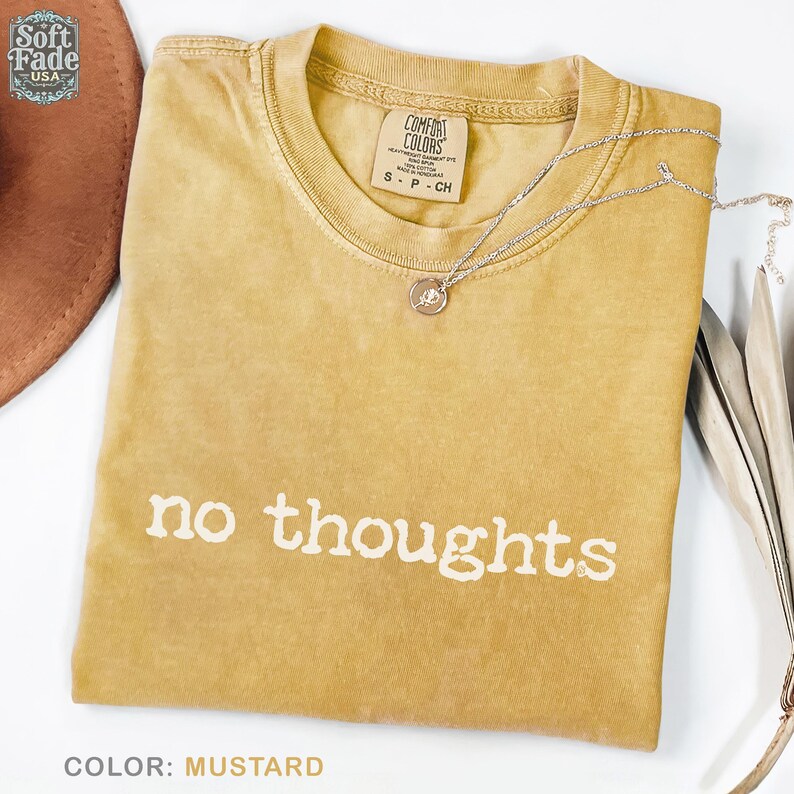 Sin pensamientos – Camiseta Comfort Colors, Camiseta con humor sobre la confusión mental, Regalo para personas que piensan demasiado, Camiseta que refleja el estado de ánimo, Camiseta divertida Mustard