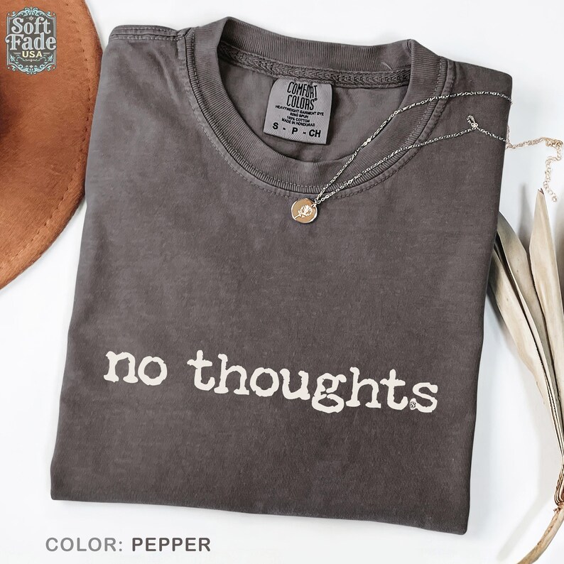 Sin pensamientos – Camiseta Comfort Colors, Camiseta con humor sobre la confusión mental, Regalo para personas que piensan demasiado, Camiseta que refleja el estado de ánimo, Camiseta divertida Pepper