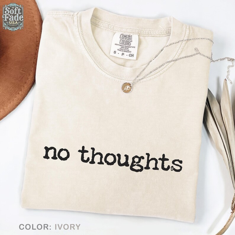 Sin pensamientos – Camiseta Comfort Colors, Camiseta con humor sobre la confusión mental, Regalo para personas que piensan demasiado, Camiseta que refleja el estado de ánimo, Camiseta divertida Ivory