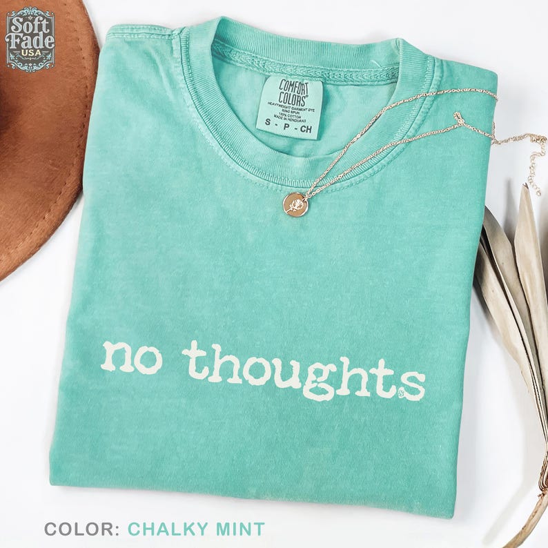 Sin pensamientos – Camiseta Comfort Colors, Camiseta con humor sobre la confusión mental, Regalo para personas que piensan demasiado, Camiseta que refleja el estado de ánimo, Camiseta divertida Chalky Mint