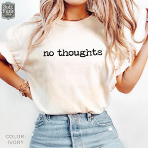 Sin pensamientos – Camiseta Comfort Colors, Camiseta con humor sobre la confusión mental, Regalo para personas que piensan demasiado, Camiseta que refleja el estado de ánimo, Camiseta divertida imagen 2