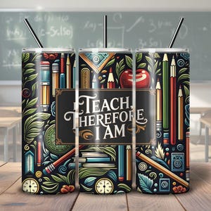 Puede incluir: Tres vasos aislados negros con pajitas, decorados con ilustraciones temáticas escolares. El diseño incluye lápices, manzanas, reglas y el texto "Teach, Therefore I Am". El fondo presenta una pizarra y un aula.