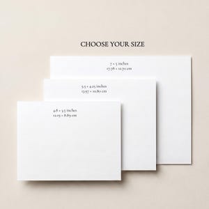 以下が含まれることがあります： CHOOSE YOUR SIZEというテキストが記載された3枚の白い長方形のカード。カードには17.78 x 12.70 cm、13.97 x 10.80 cm、12.19 x 8.89 cmの寸法が表示されており、選択のための明確なサイズオプションがクリーンなレイアウトで示されています。