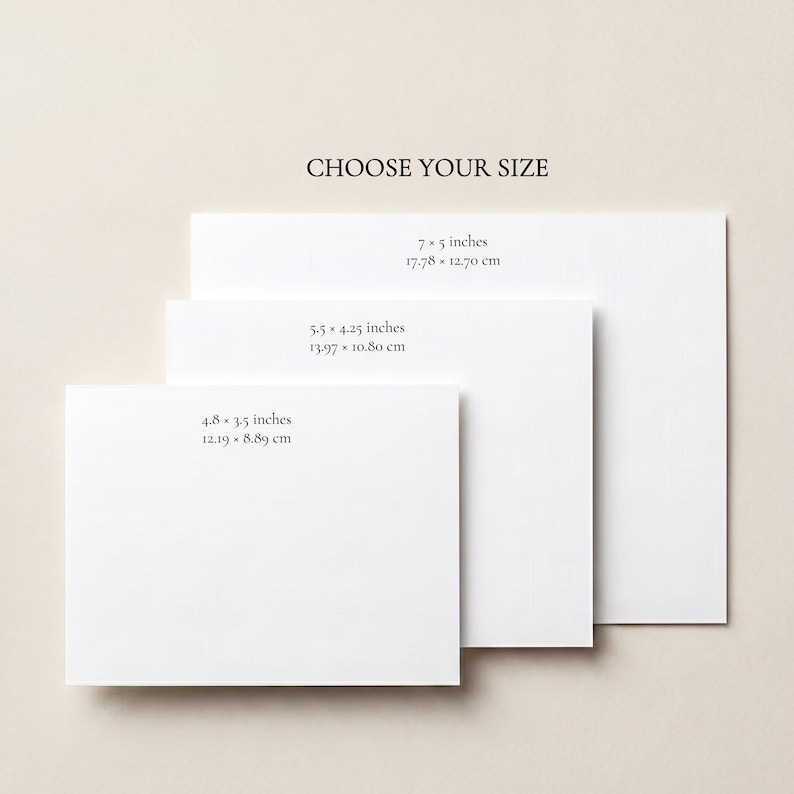 以下が含まれることがあります： CHOOSE YOUR SIZEというテキストが記載された3枚の白い長方形のカード。カードには17.78 x 12.70 cm、13.97 x 10.80 cm、12.19 x 8.89 cmの寸法が表示されており、選択のための明確なサイズオプションがクリーンなレイアウトで示されています。