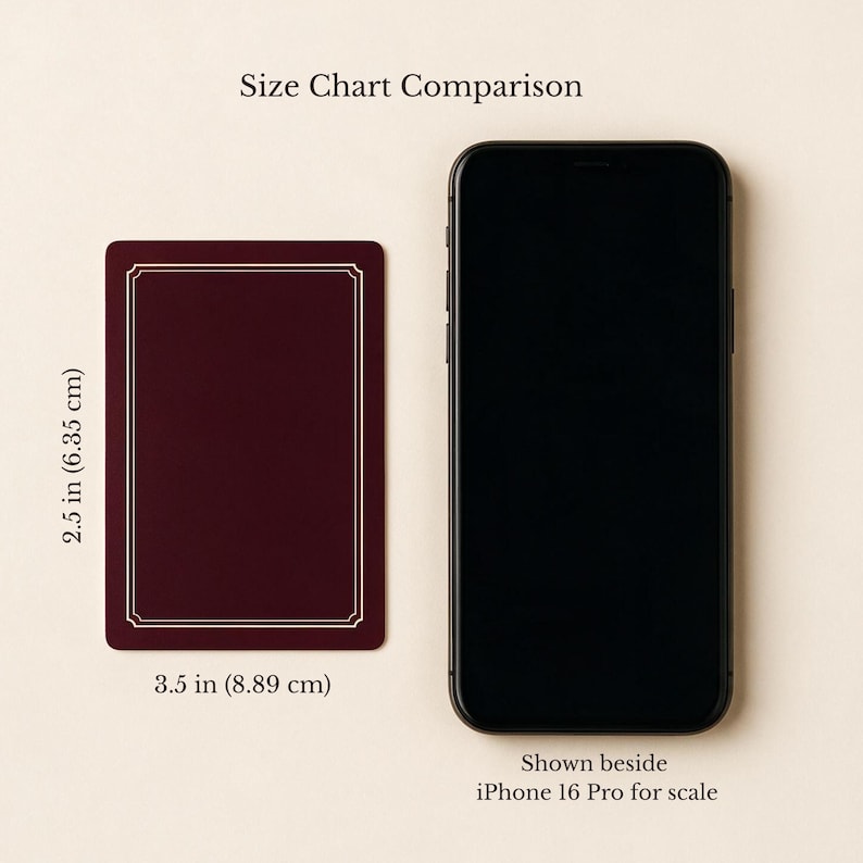 以下が含まれることがあります： 6.35cm x 8.89cmのダークマルーン色の長方形カード。細いクリーム色の枠線があり、サイズ比較のために黒いiPhone 16 Proの横に配置されています。画像上部にはSize Chart Comparisonというテキストが表示されています。