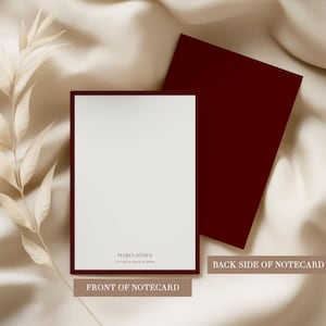 Puede incluir: Una tarjeta de notas blanca con un borde rojo oscuro y un reverso rojo oscuro a juego. La parte delantera de la tarjeta tiene el texto "MARIA JONES" y una dirección. También son visibles las palabras "FRONT OF NOTECARD" y "BACK SIDE OF NOTECARD".