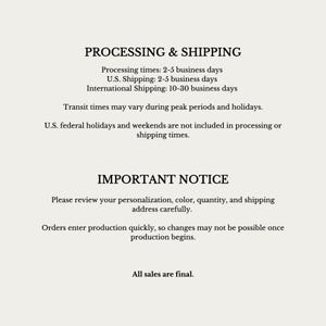 以下が含まれることがあります： PROCESSING & SHIPPINGというタイトルの黒いテキストが記載された白い情報グラフィック。処理と配送の営業日について詳述し、続いて注文のパーソナライズ、製造、最終販売ポリシーに関するIMPORTANT NOTICEセクションが記載されています。