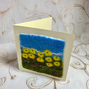 Tarjeta en blanco de fieltro hecha a mano con flores amarillas para felicitaciones de boda y graduación