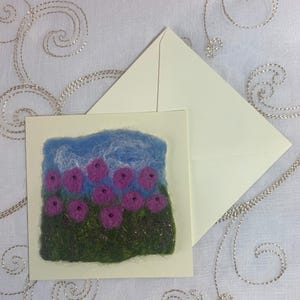 Tarjeta en blanco de fieltro hecha a mano con flores de amapolas rosas para felicitaciones de boda y graduación