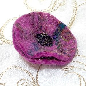 Roze klaproos broche corsage met zwarte kralen, handgemaakt vilt