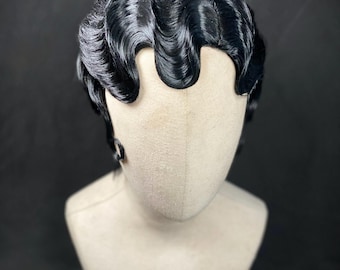 Ondas de terciopelo negro. Peinado Art Déco. Ondas al agua. Estilo Art Déco. Inspirado en los años 20. Peluca de inspiración vintage. Peluca negra con ondas esculpidas.