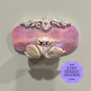 Muro de cisnes de arcilla polimérica hecho a mano + estante para baratijas / altar
